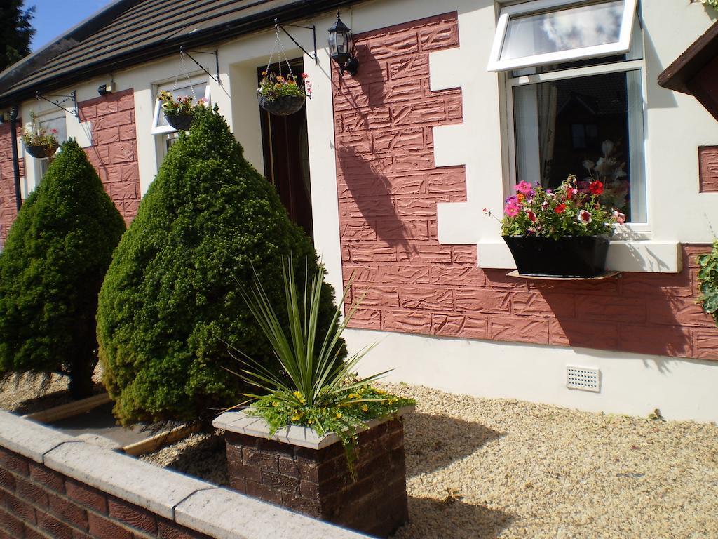 Shawlee Cottage Airdrie Exterior photo